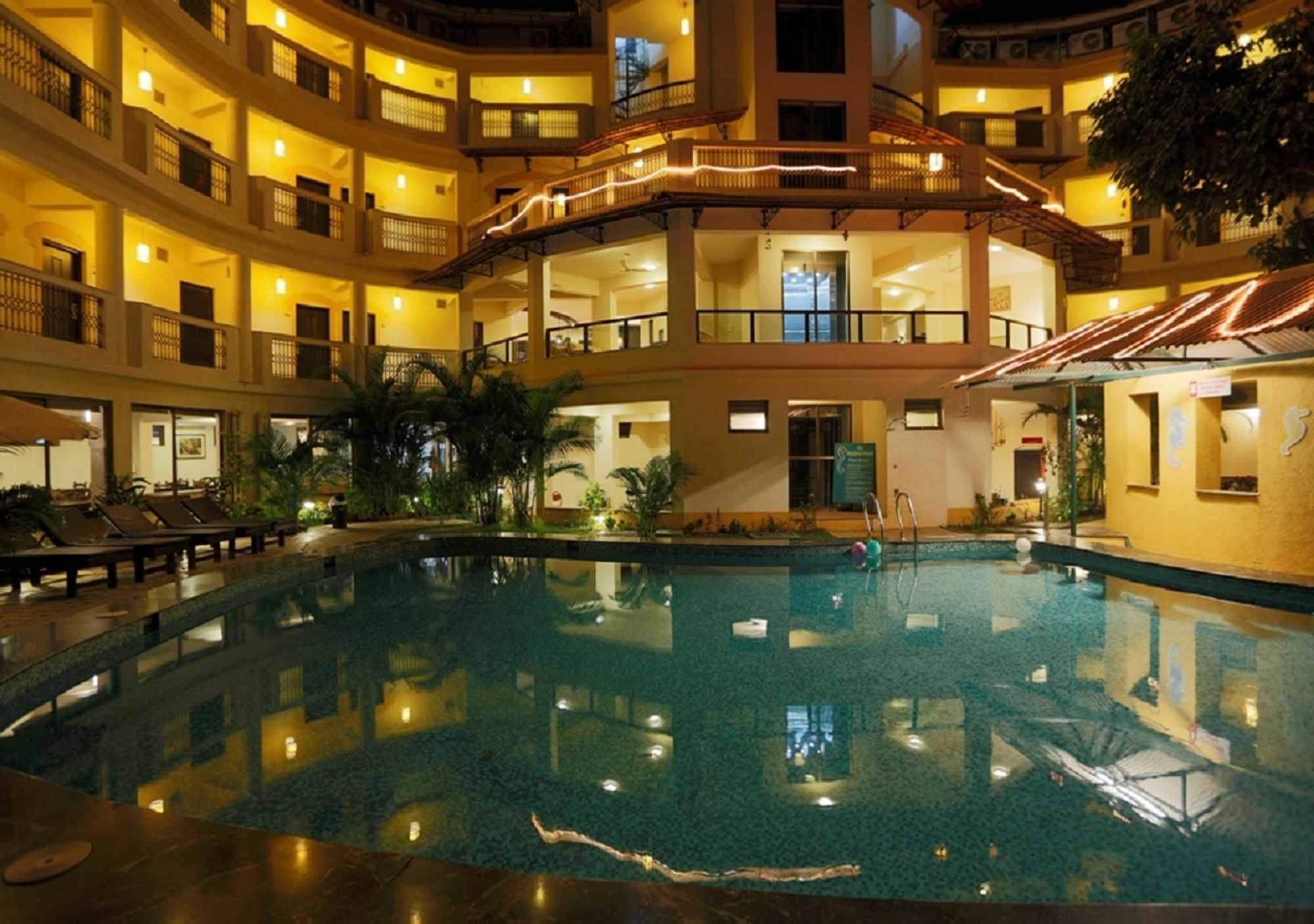 The Sea Horse Resort Baga Bagian luar foto